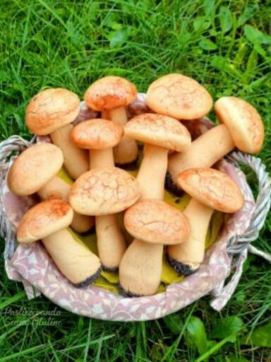Funghi di pasta frolla alla cannella e zenzero senza glutine e senza burro