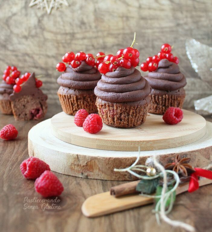 Muffin senza glutine al cioccolato e frutti di bosco